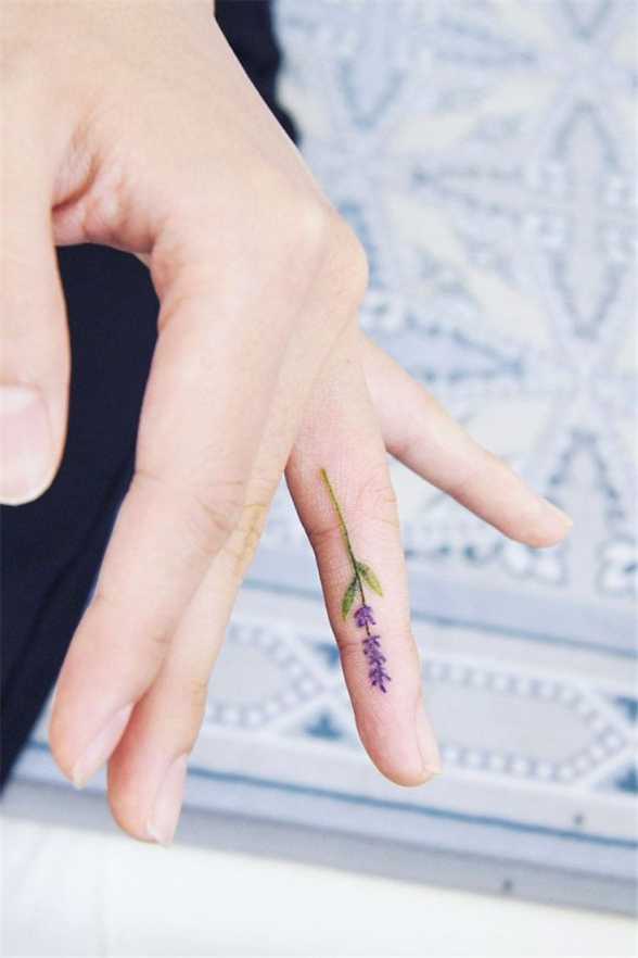 Gorgeous And Amazing Finger Tattoo Ideas - Women Fashion