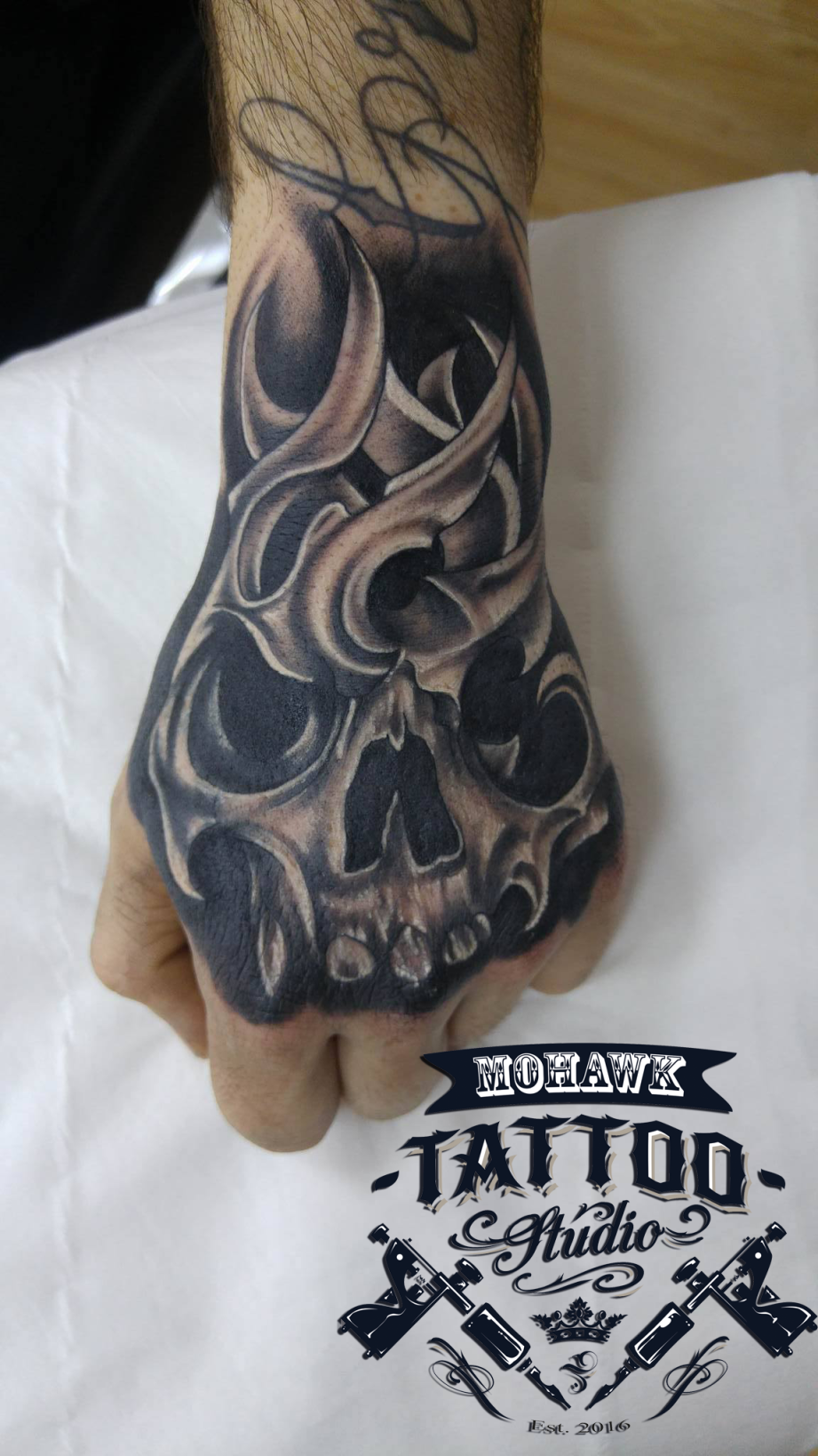 Pin by Veronica Rennie on Cute Stuff  Skull hand tattoo, Hand