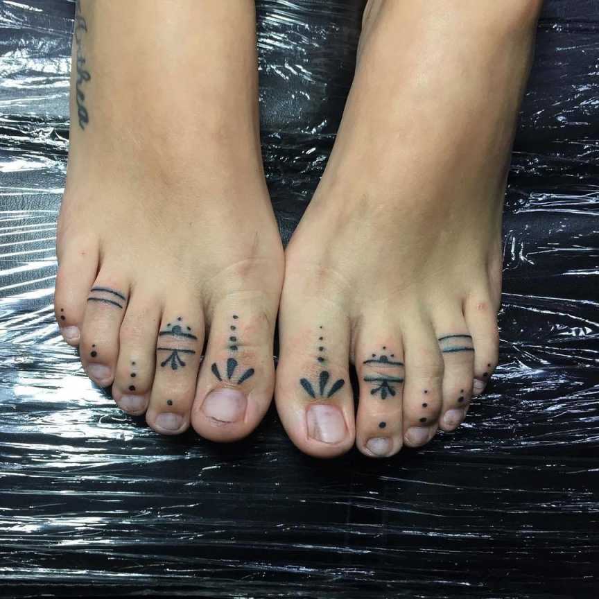 Small Foot Tattoos to Show Off This Summer  Tatuajes pequeños