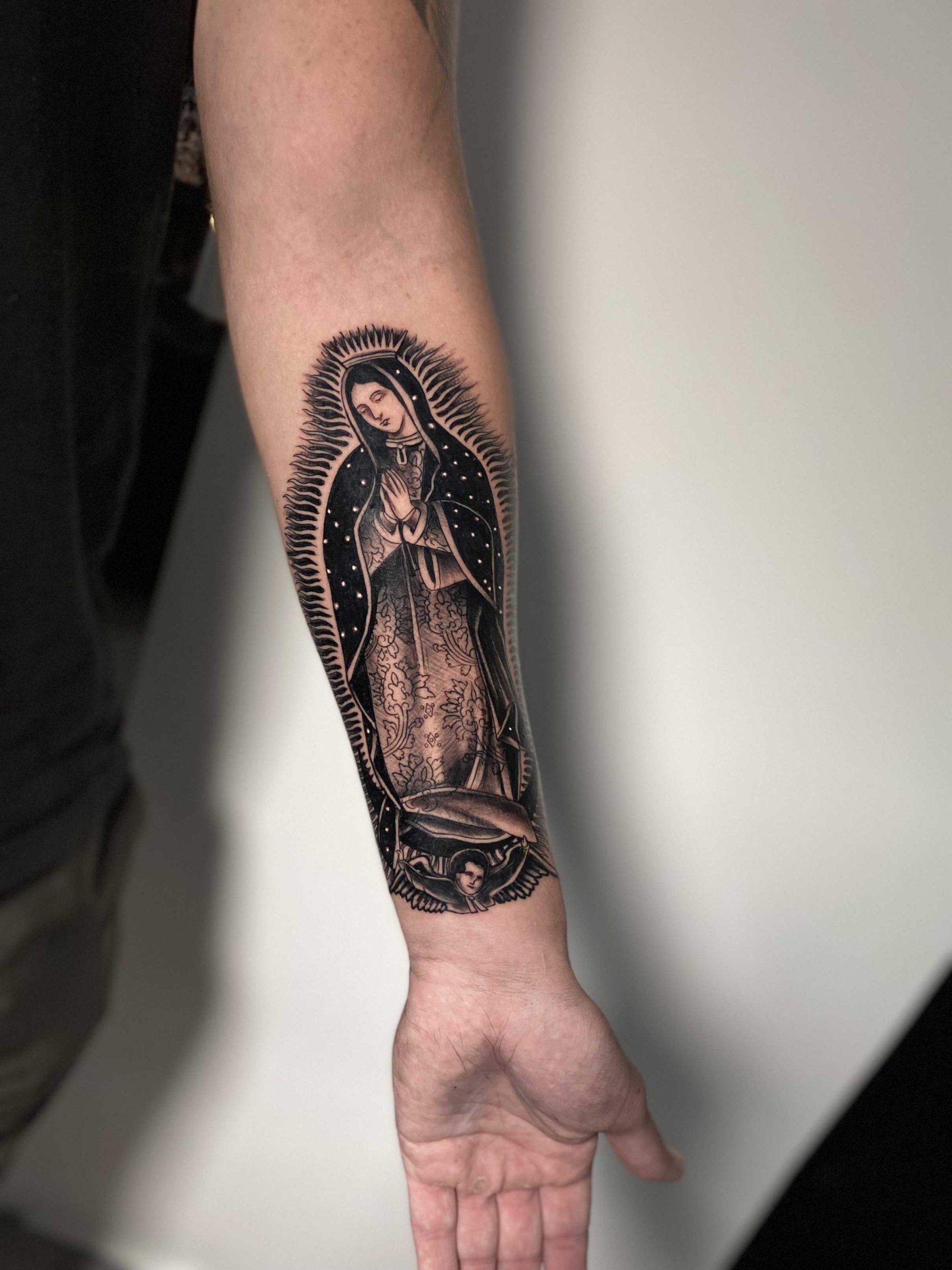 Virgen de Guadalupe by Rocky @Blackserpents in Los Angeles : r/tattoos